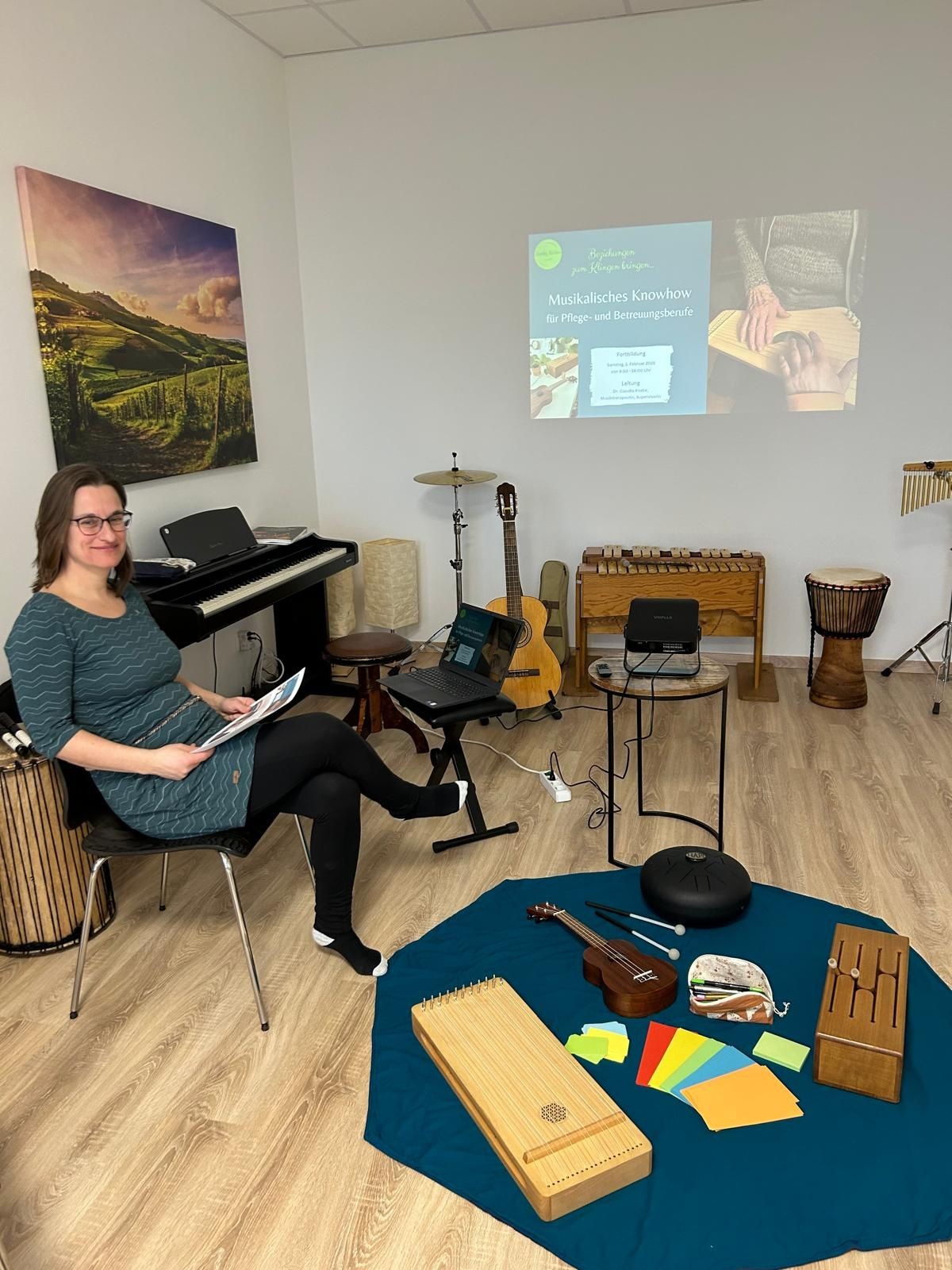 Dr. Claudia Knabe bei der Vorbereitung einer praxisnahen Fortbildung mit Musikinstrumenten und kreativen Materialien. Dr. Claudia Knabe bei der Vorbereitung einer praxisnahen Fortbildung mit Musikinstrumenten und kreativen Materialien.