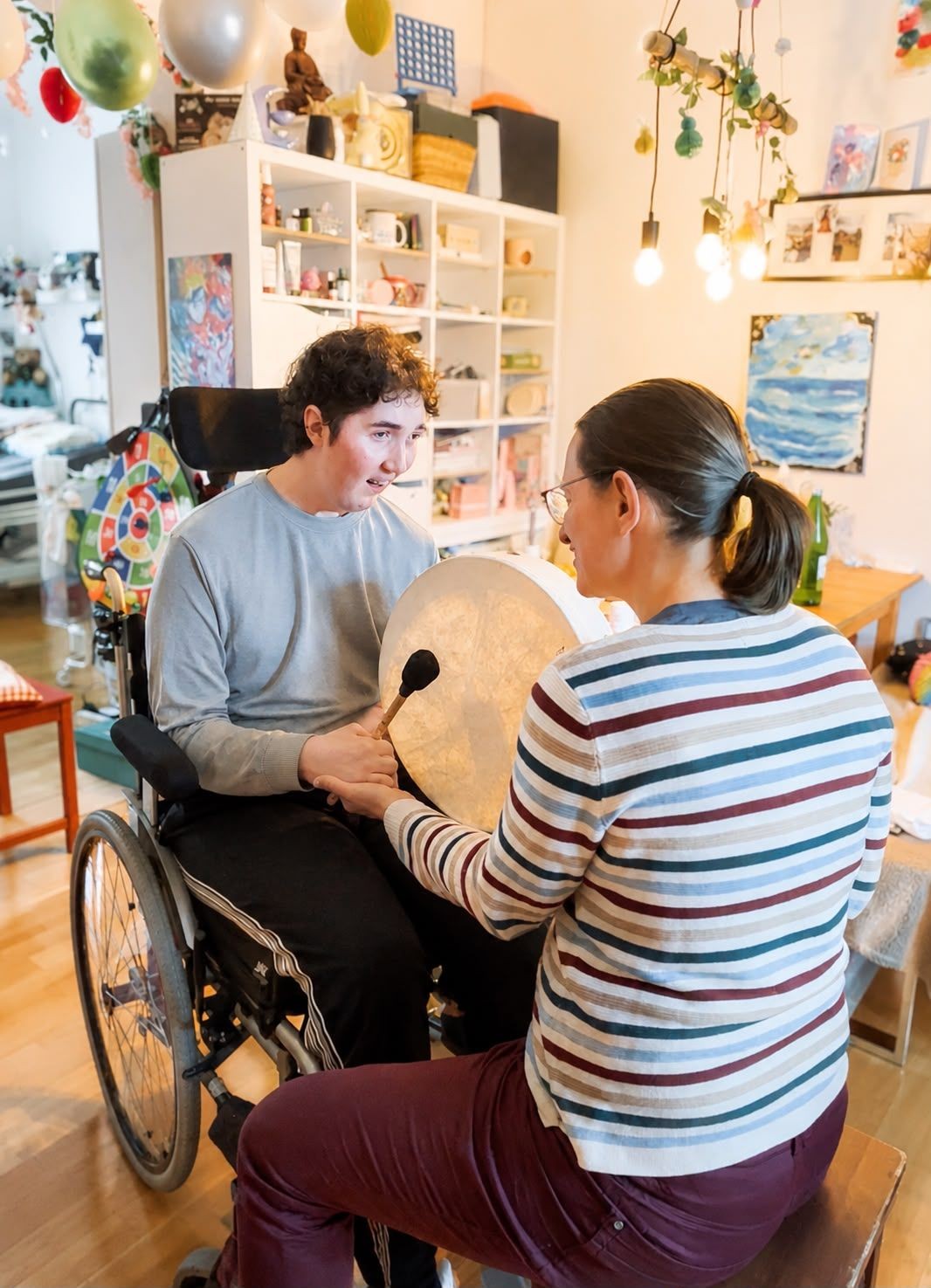 Musiktherapeutin Dr. Claudia Knabe begleitet einen Klienten während einer Musiktherapie-Einheit. Musiktherapeutin Dr. Claudia Knabe begleitet einen Klienten während einer Musiktherapie-Einheit.